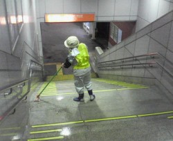 駅の階段の滑り止め